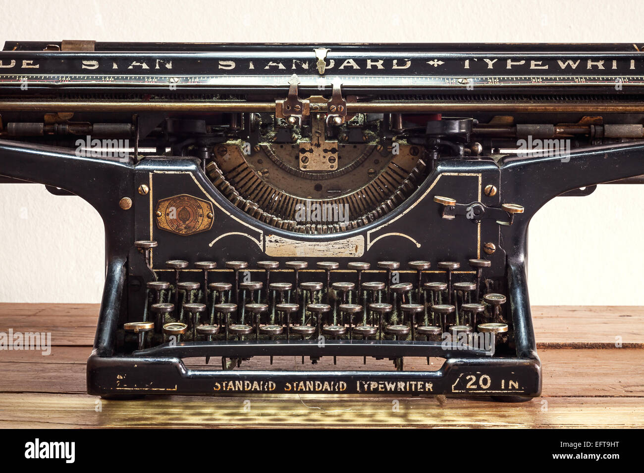 Retro-Design von einer alten Schreibmaschine, staubigen Oberflächen in einem guten Zustand. Stockfoto