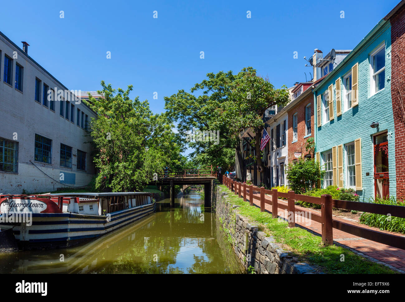 Washington D.C. Häuser neben der Chesapeake und Ohio Canal in der Innenstadt von Georgetown, Washington DC, USA Stockfoto