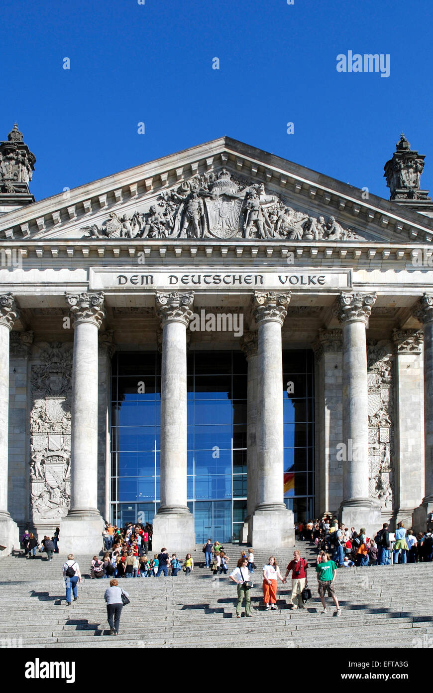 Touristen vor dem Reichstagsgebäude in Berlin - Sitz des Deutschen Bundestages. Stockfoto