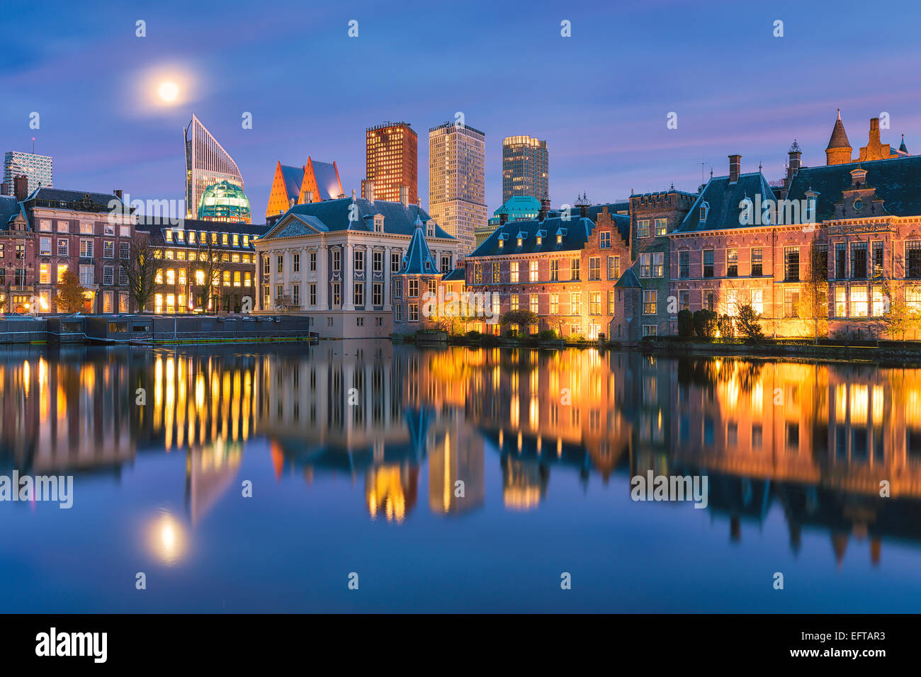 Ein Stadtbild von den Haag in den Niederlanden mit der berühmten Mauritshuis, den Hofvijver und das niederländische Parlament Stockfoto