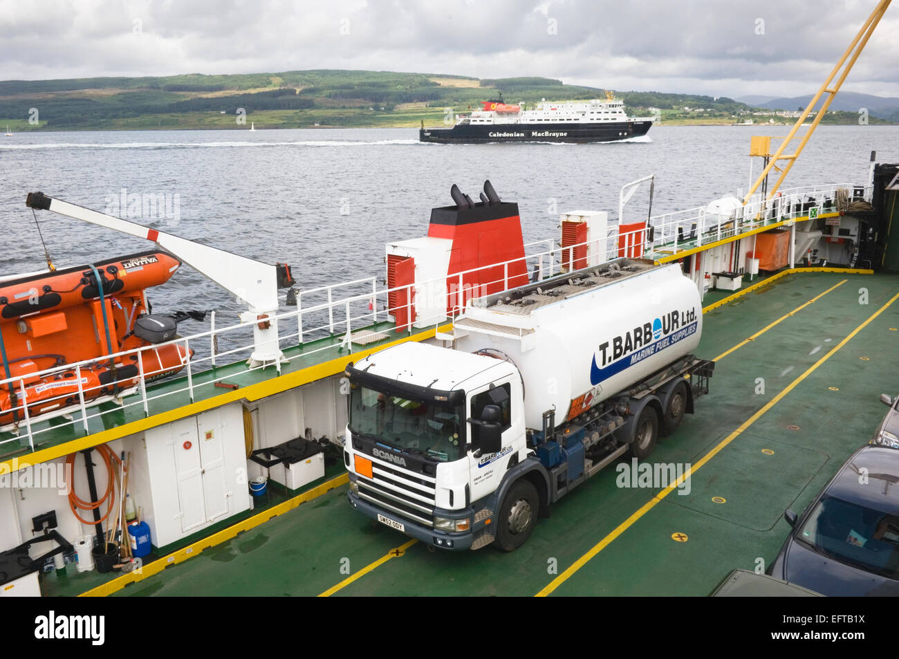 An Bord der Fähre von Lochaline auf der Isle of Mull, Schottland - mit einer anderen Fähre entlang. Stockfoto