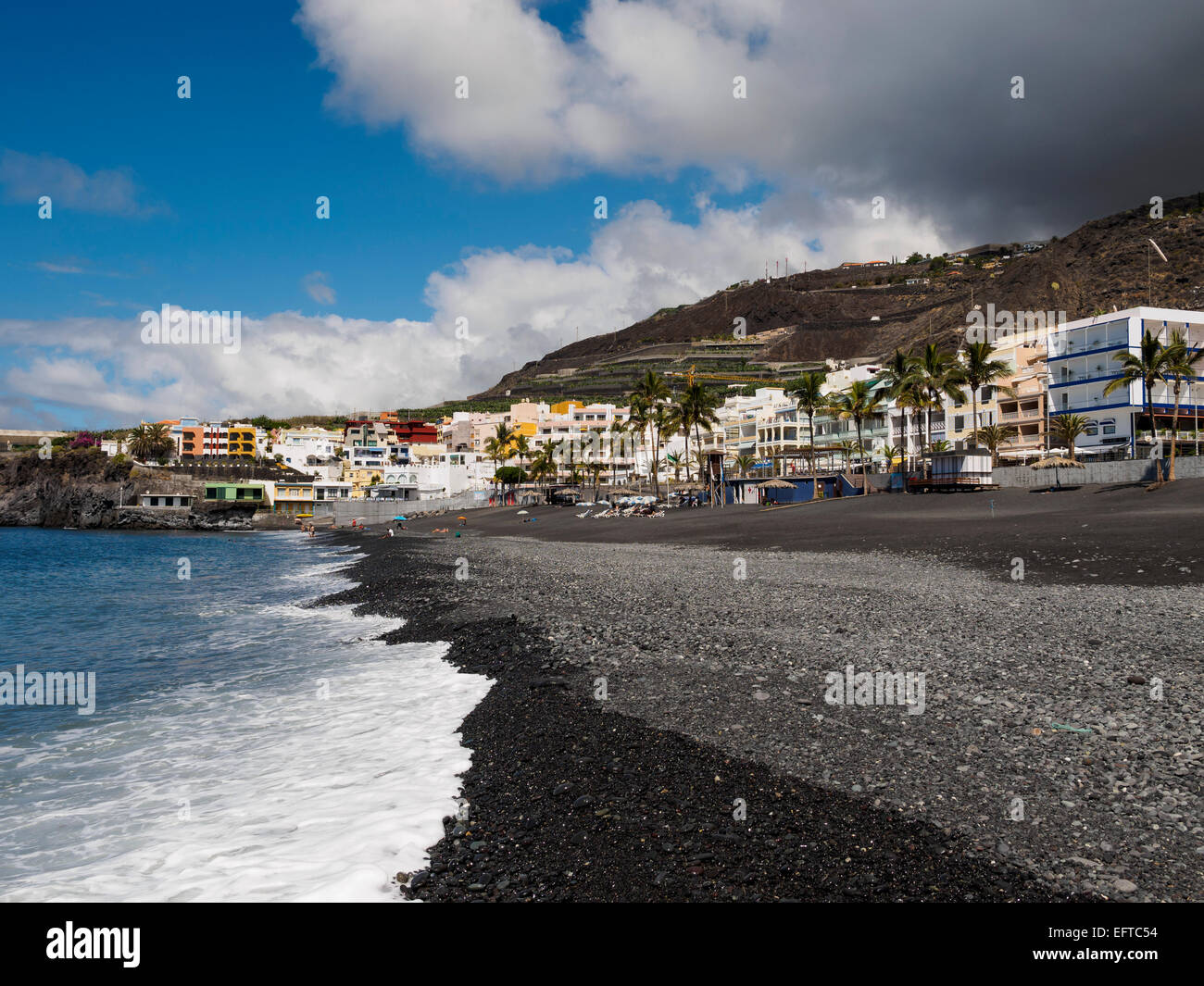Der schwarze Strand von Puerto Naos auf der Kanarischen Insel La Palma. Stockfoto