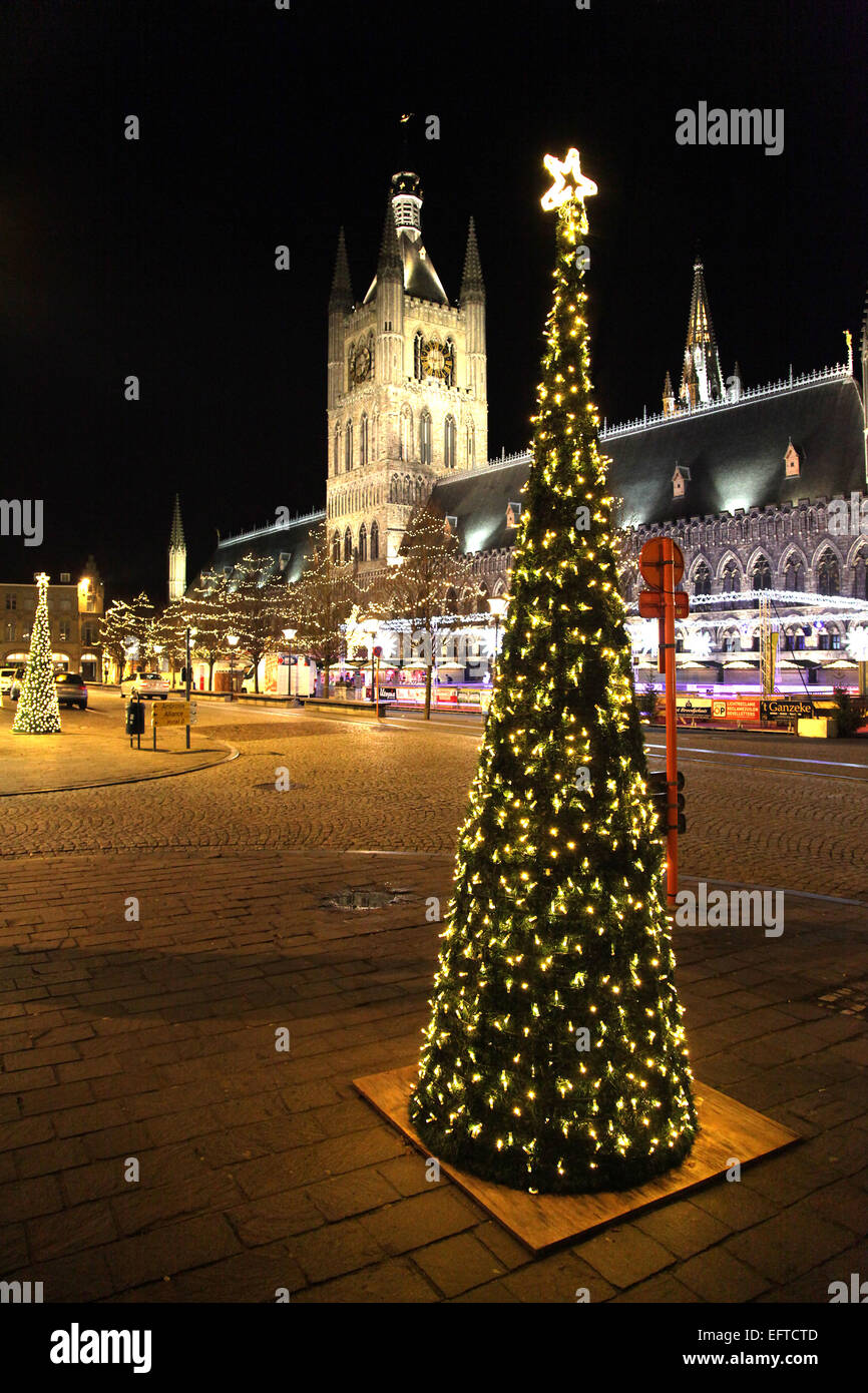 Ypern Christmas.Belgium.The Weihnachtsmarkt findet in der Grote Markt - Hauptplatz statt. Stockfoto