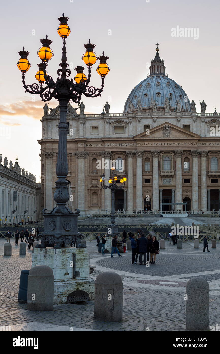 St.-Petri Dom in der Abenddämmerung. Rom, Italien Stockfoto