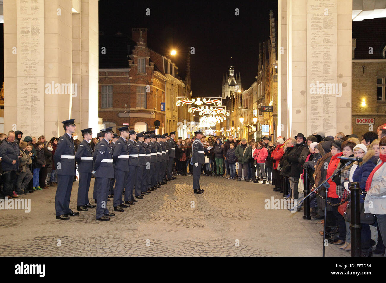 Der letzte Post Ceremony.Ypres.Every 20:00 unter das Menentor in Ieper Ypres.Belgium nachts. Stockfoto