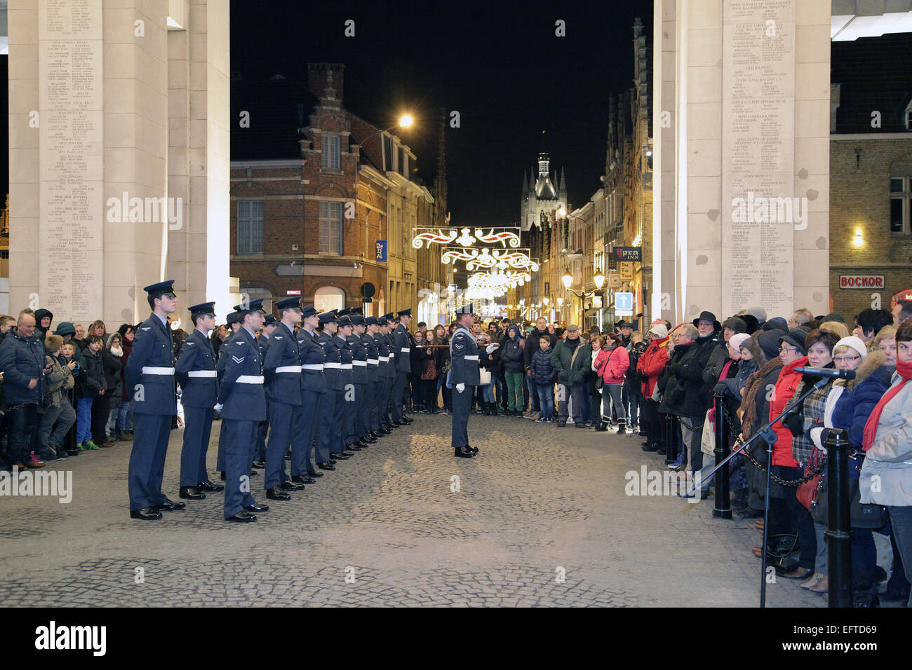 Der letzte Post Ceremony.Ypres.Every 20:00 unter das Menentor in Ieper Ypres.Belgium nachts. Stockfoto