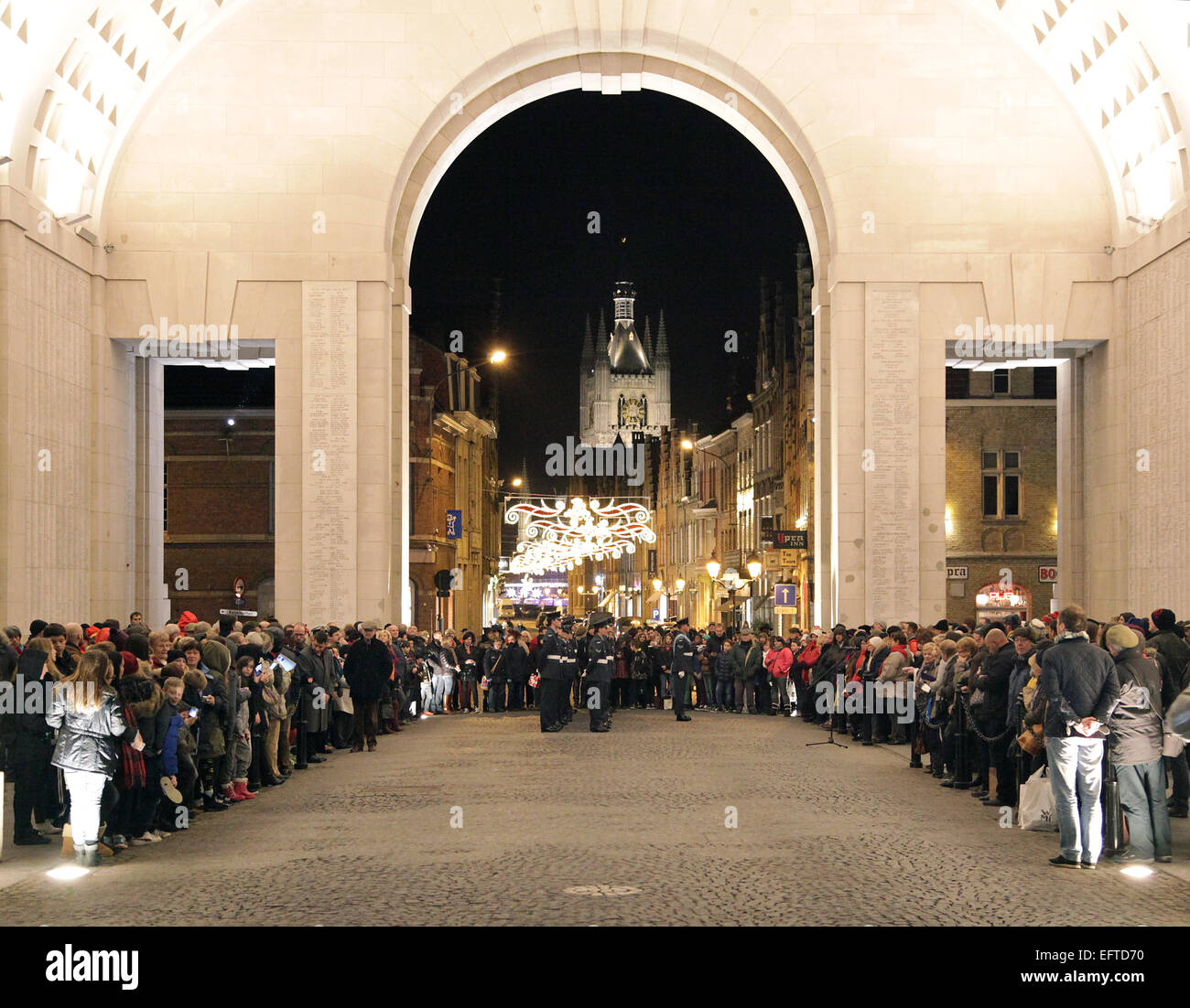 Der letzte Post Ceremony.Ypres.Every 20:00 unter das Menentor in Ieper Ypres.Belgium nachts. Stockfoto