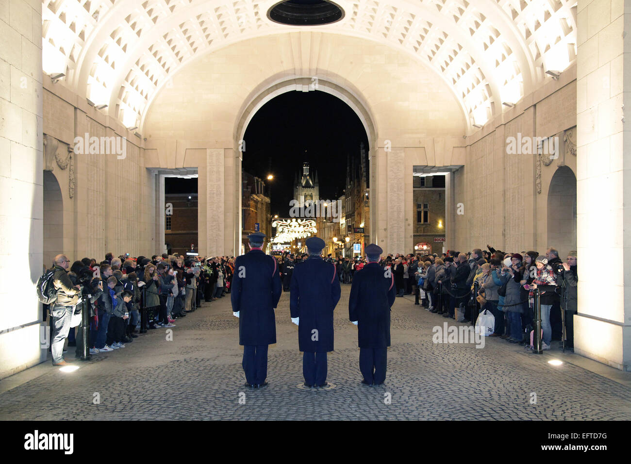 Der letzte Post Ceremony.Ypres.Every 20:00 unter das Menentor in Ieper Ypres.Belgium nachts. Stockfoto