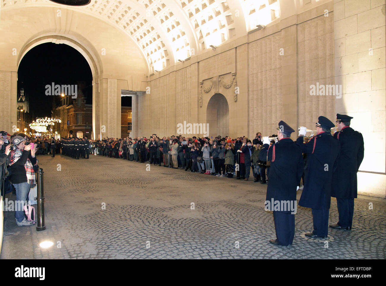 Der letzte Post Ceremony.Ypres.Every 20:00 unter das Menentor in Ieper Ypres.Belgium nachts. Stockfoto