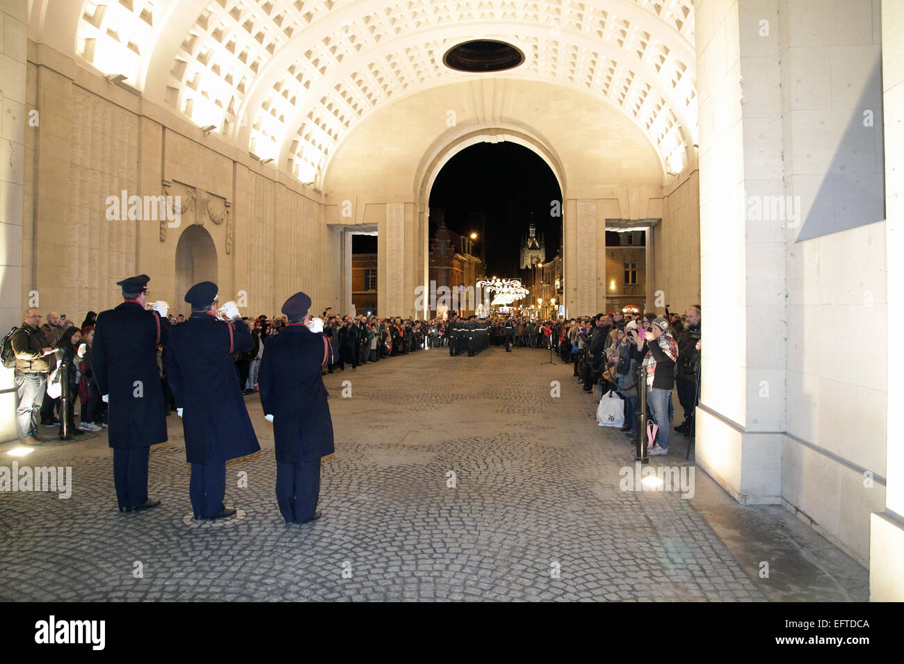 Der letzte Post Ceremony.Ypres.Every 20:00 unter das Menentor in Ieper Ypres.Belgium nachts. Stockfoto