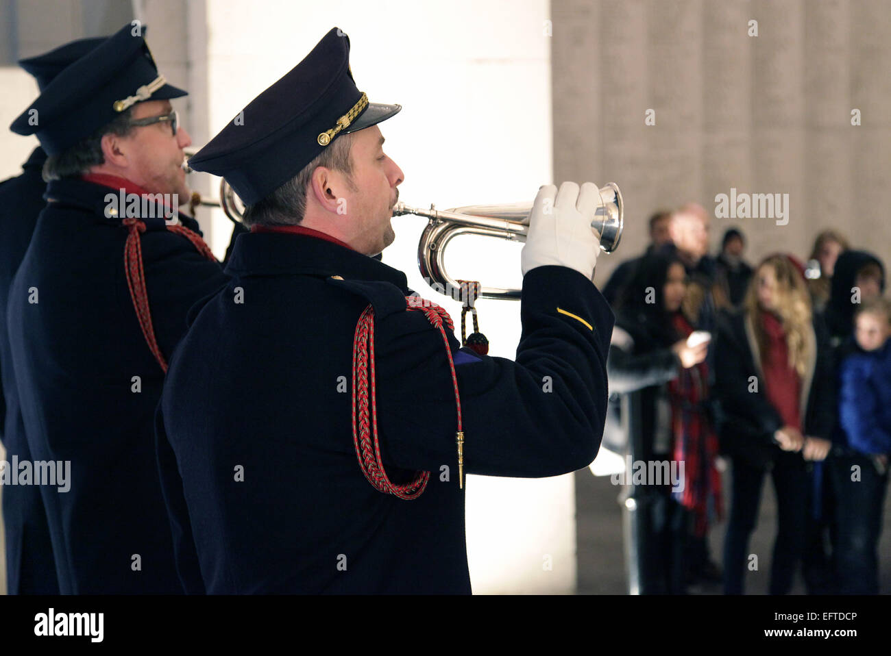 Der letzte Post Ceremony.Ypres.Every 20:00 unter das Menentor in Ieper Ypres.Belgium nachts. Stockfoto