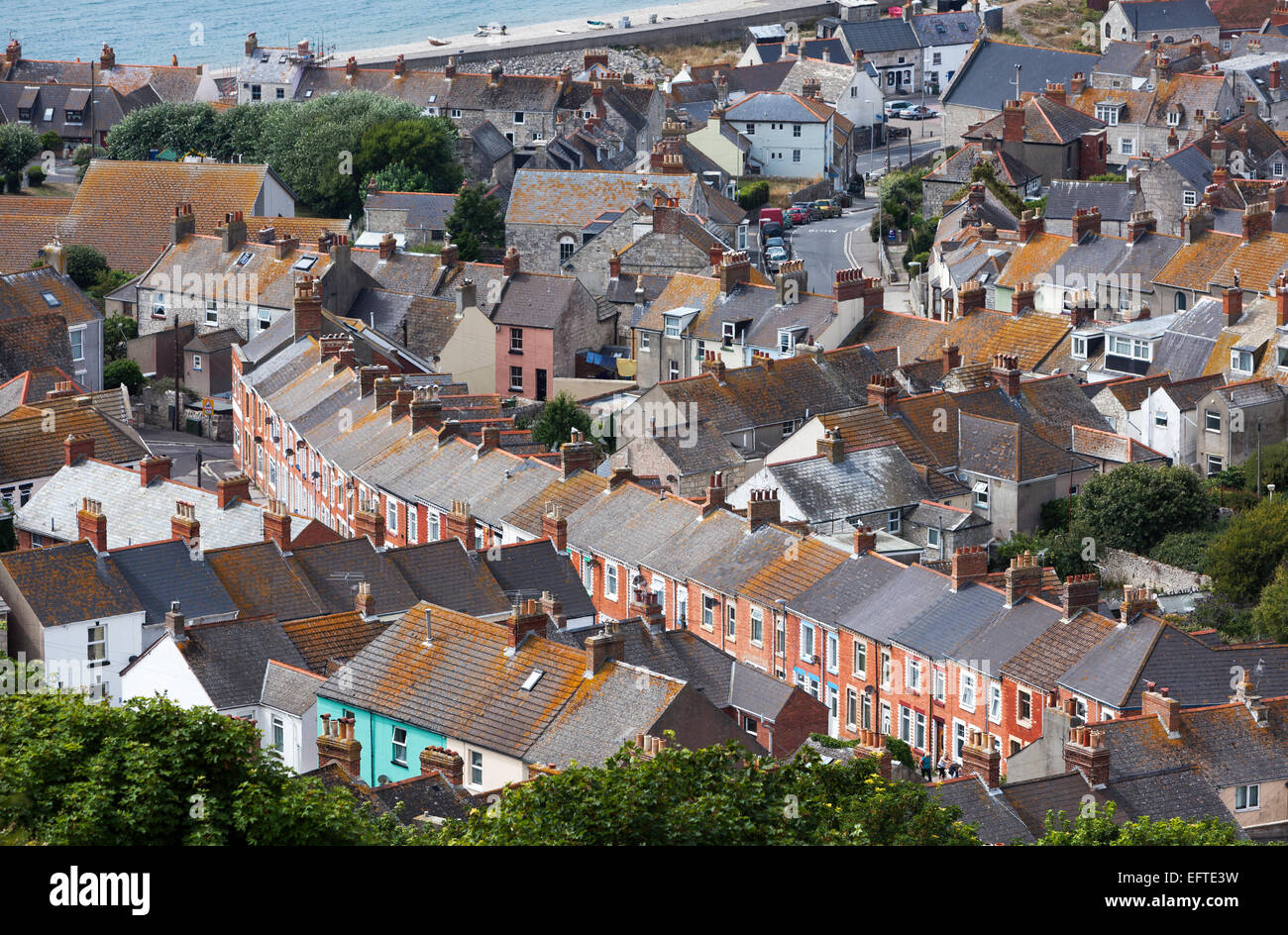 Blick von der Spitze von Portland Head hinunter über traditionelle Terrassenförmig und andere Arten von Wohnungen mit dem Strand dahinter Stockfoto