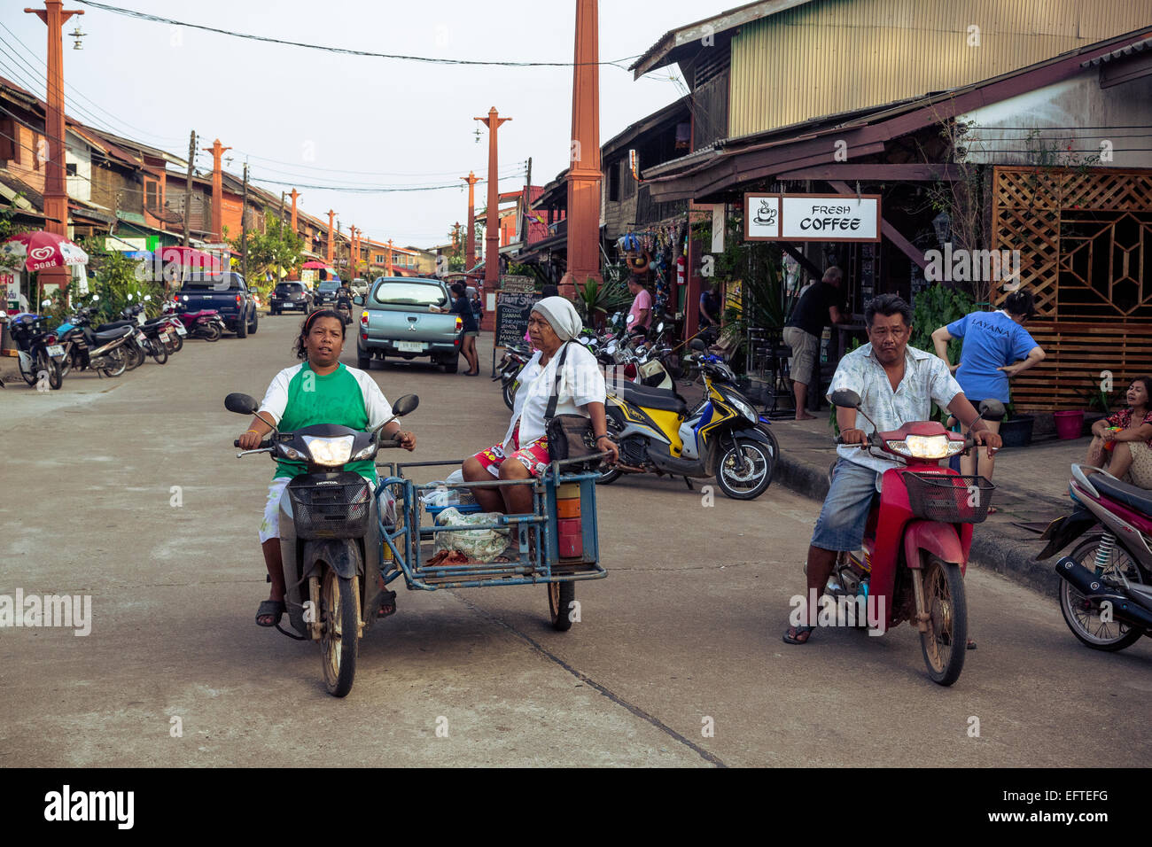 Straßenszene in Lanta Old Town, Ko Lanta, Thailand (Koh). Stockfoto