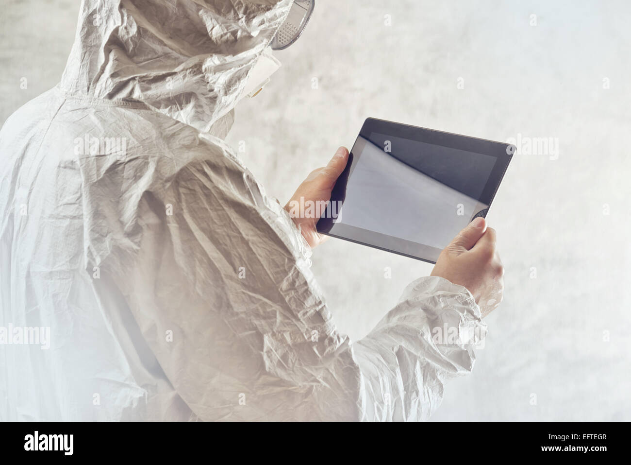 Chemischen Wissenschaftler in schützende Labor Kleidung mit digitalen Tablettcomputer Stockfoto