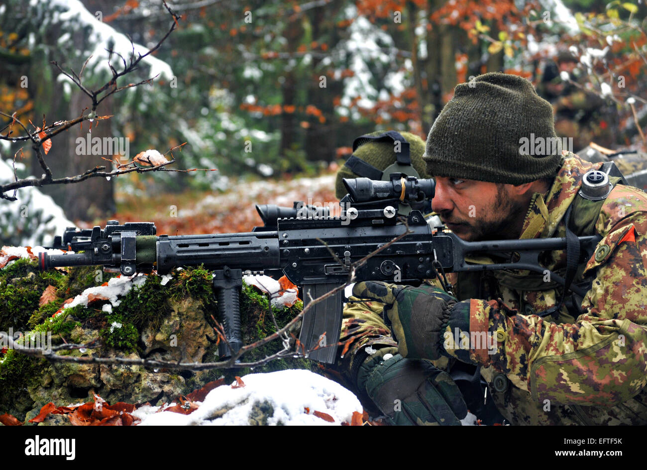 Ein italienischer Soldat mit dem 183. Airborne Regiment sorgt für Sicherheit während Übung Saber-Kreuzung am Joint Multinational Readiness Center 28. Oktober 2012 in Hohenfels, Deutschland. Stockfoto
