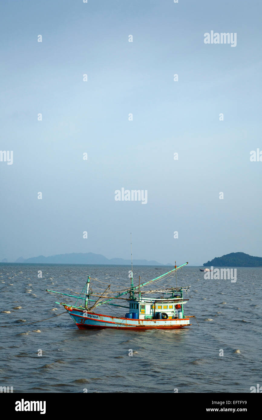 Angelboot/Fischerboot aus Lanta Old Town, Ko Lanta, Thailand (Koh). Stockfoto