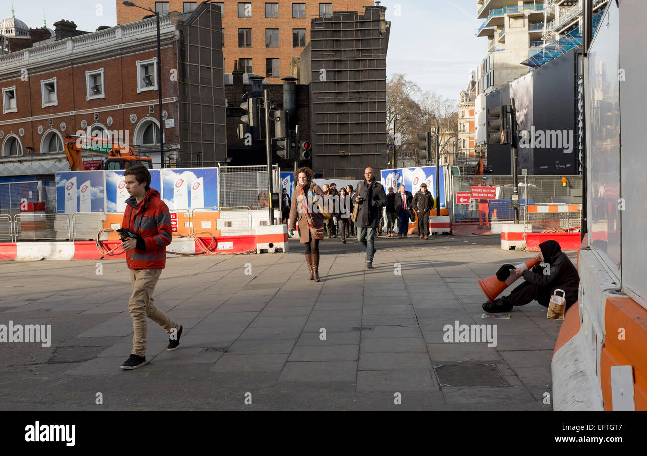 Bettlerfamilie und Fußgänger außerhalb Victoria Station im Januar Stockfoto