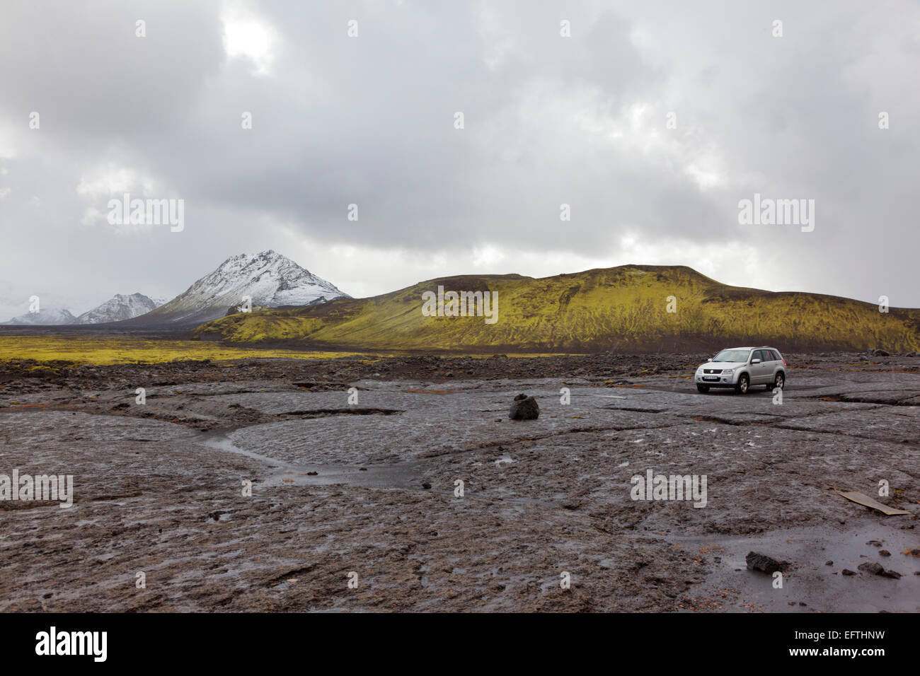 Reisen mit einem Fahrzeug mit Allradantrieb auf der Fjallabak Straße in der Nähe von Mount Maelifell, Island Stockfoto