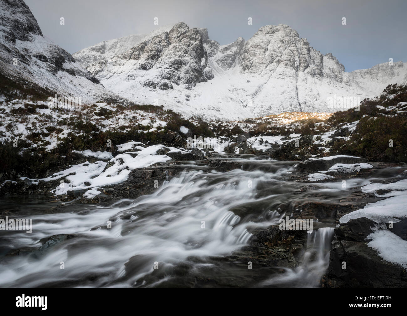 Kaskaden auf Allt Na Dunaiche mit Bla Bheinn und Clach Glas im Hintergrund, Isle Of Skye Stockfoto