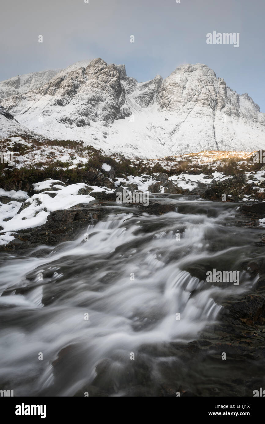 Kaskaden auf Allt Na Dunaiche mit Bla Bheinn und Clach Glas im Hintergrund, Isle Of Skye Stockfoto