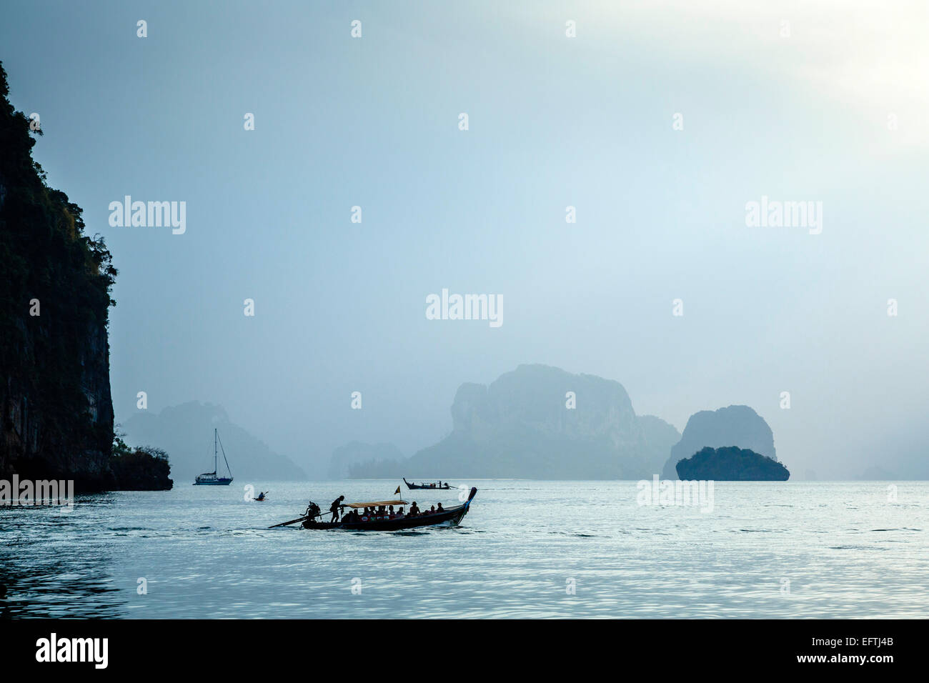 Longtail-Boot, Railay Beach, Krabi, Thailand. Stockfoto