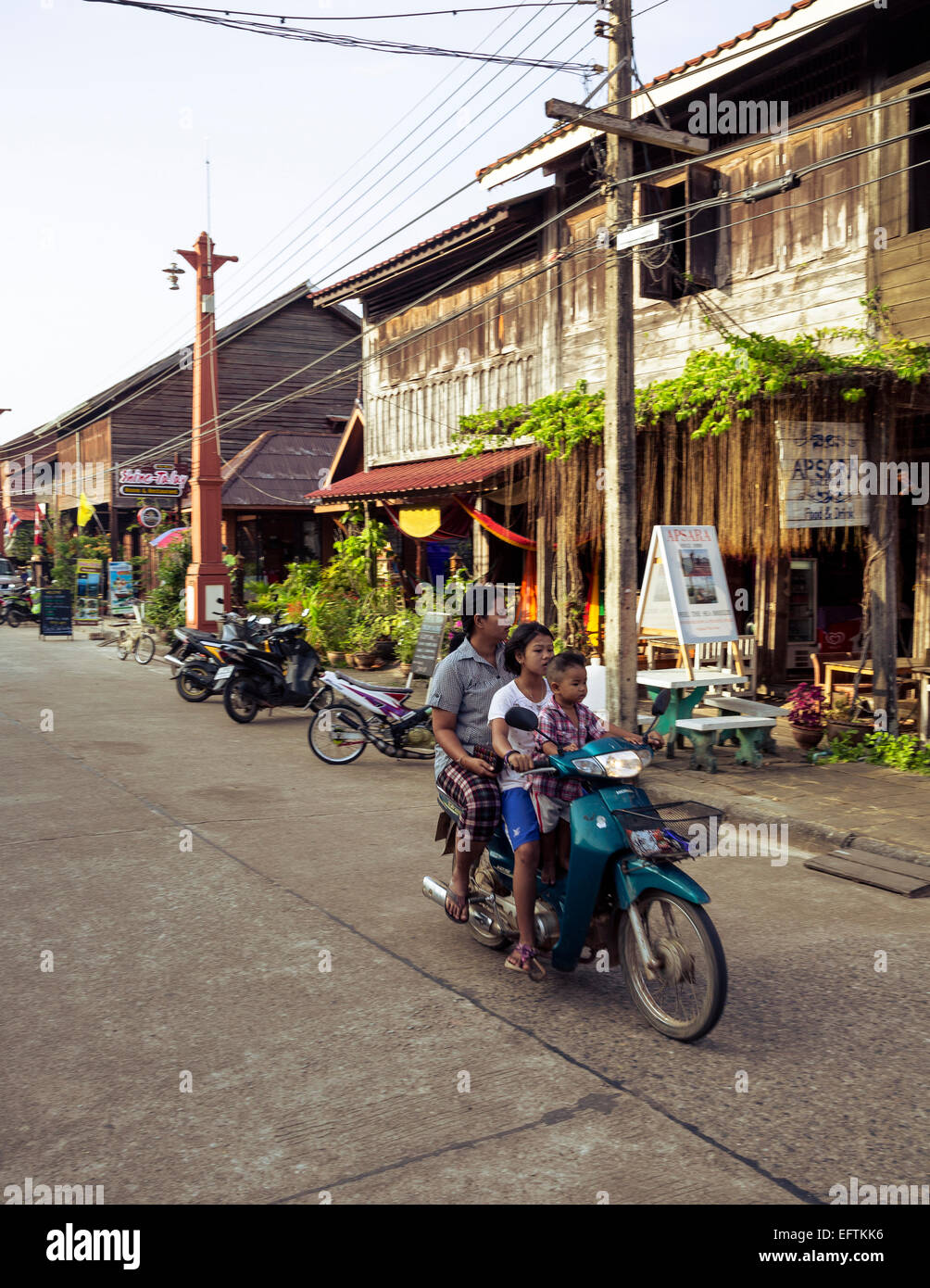 Straßenszene in Lanta Old Town, Ko Lanta, Thailand (Koh). Stockfoto