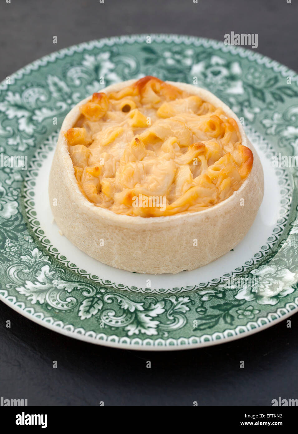 Käse und Macaroni Pie - eine schottische Delikatesse Stockfoto