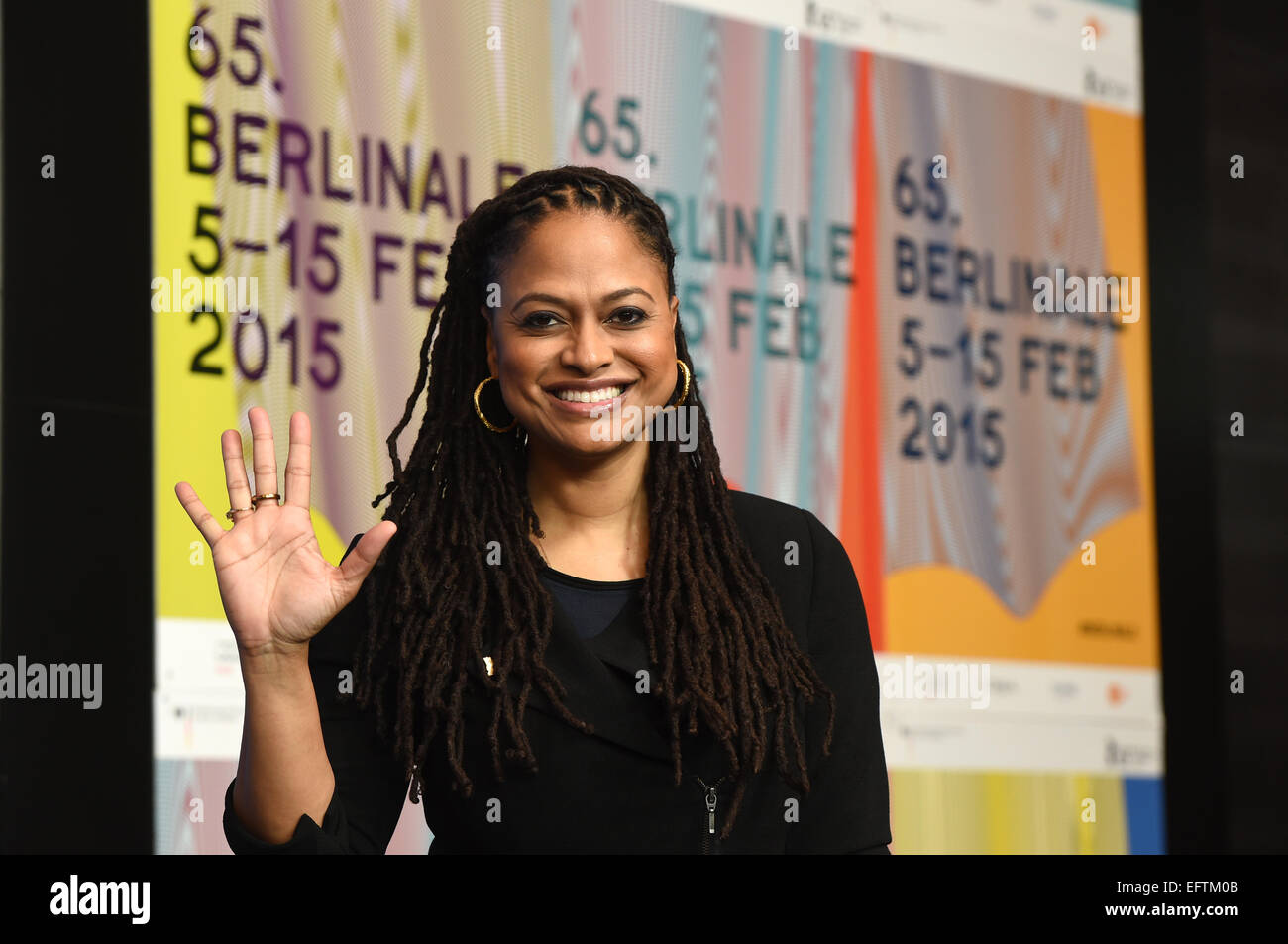 Berlin, Deutschland. 10. Februar 2015. US-Regisseur Ava DuVernay posiert vor einer Pressekonferenz für den Film "Selma" während der 65. Internationalen Filmfestspiele in Berlin, Deutschland, 10. Februar 2015. Der Film ist Teil des Festivals "Berlinale Special" Abschnitt. Die Berlinale findet vom 05 bis 15. Februar 2015 statt. Foto: JENS KALAENE/Dpa/Alamy Live News Stockfoto