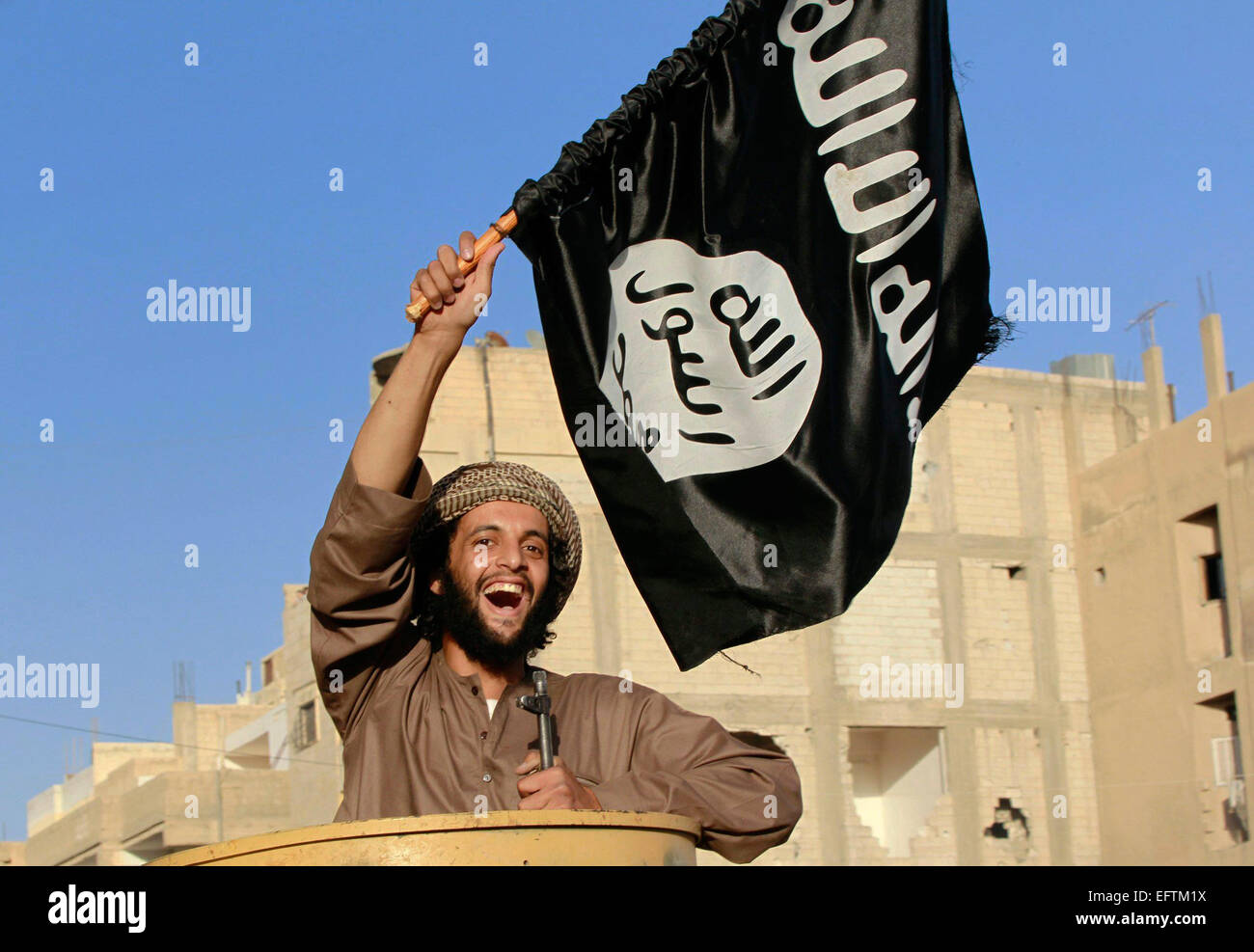 Islamischer Staat im Irak und der Levante-Kämpfer während einer Militärparade in ar-Raqqa Provinz in Syrien 30. Juni 2014 Propaganda-Fotos von den militanten veröffentlicht. Stockfoto