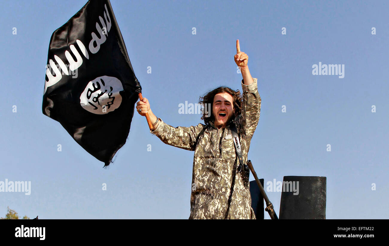 Islamischer Staat im Irak und der Levante-Kämpfer winkt eine schwarze Flagge während einer Militärparade in ar-Raqqa Provinz in Syrien 30. Juni 2014 Propaganda-Fotos von den militanten veröffentlicht. Stockfoto