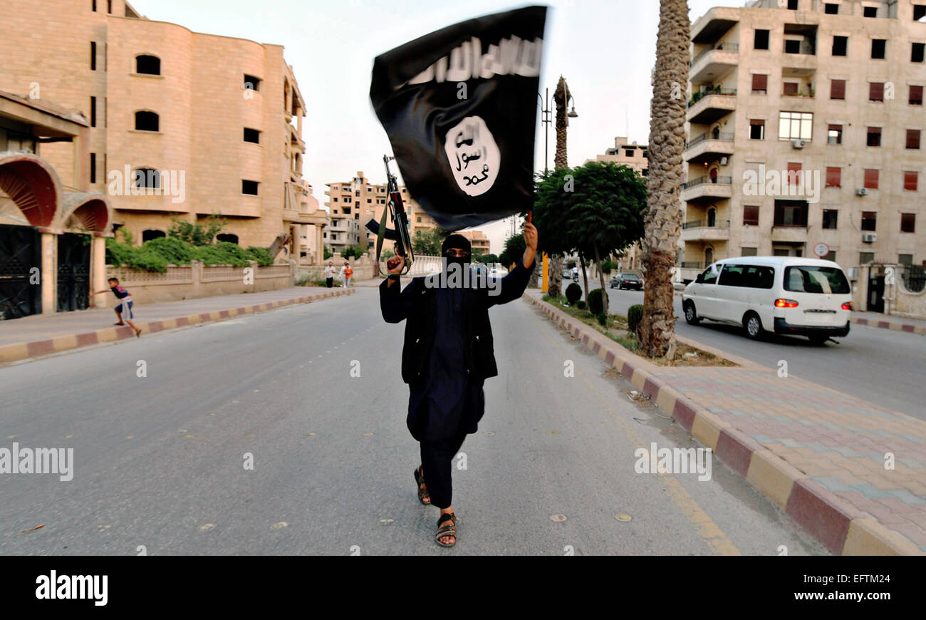 Islamischer Staat im Irak und der Levante-Kämpfer winkt eine schwarze Flagge während einer Militärparade in ar-Raqqa Provinz in Syrien 29. Juni 2014 Propaganda-Fotos von den militanten veröffentlicht. Stockfoto