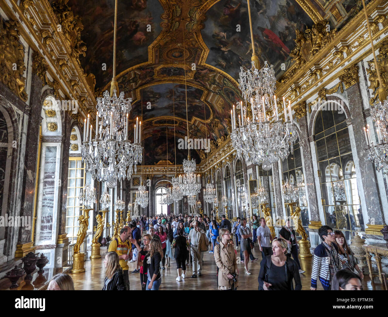 VERSAILLES, Frankreich - 28. August 2013: Versailles, Scharen von Touristen in Palast von Versailles, Spiegelsaal Stockfoto