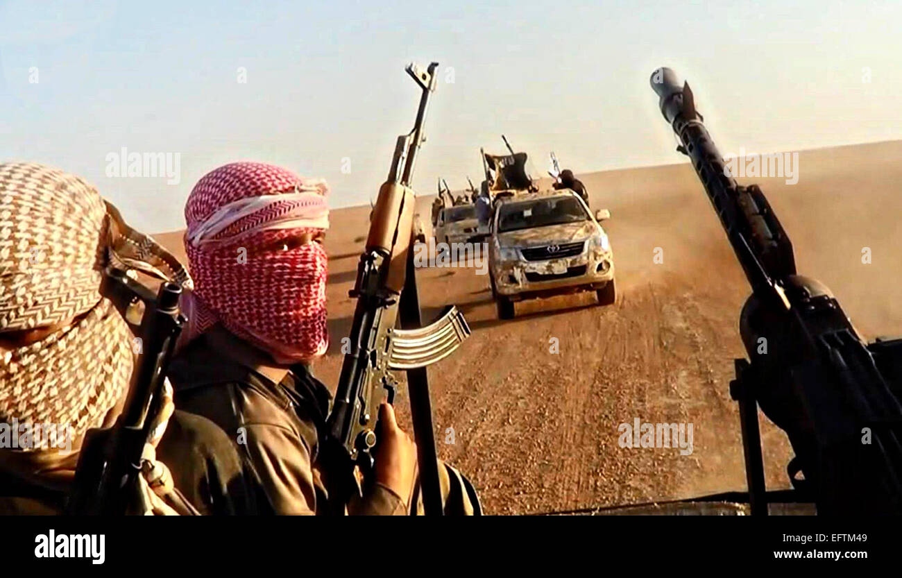 Islamischer Staat im Irak und der Levante-Kämpfer, die Reise auf der Rückseite des schwerbewaffnete Pick-up LKW quer durch die Wüste in Propaganda video veröffentlicht von den militanten gezeigt. Stockfoto