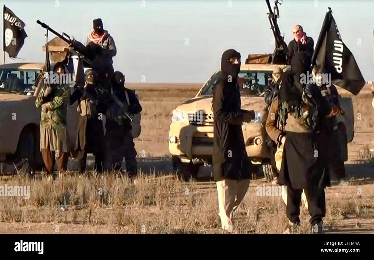 Islamischer Staat im Irak und der Levante-Kämpfer mit Fahrzeugen und bewaffnet in der Wüste, wie Propaganda video gezeigt von den militanten veröffentlicht. Stockfoto