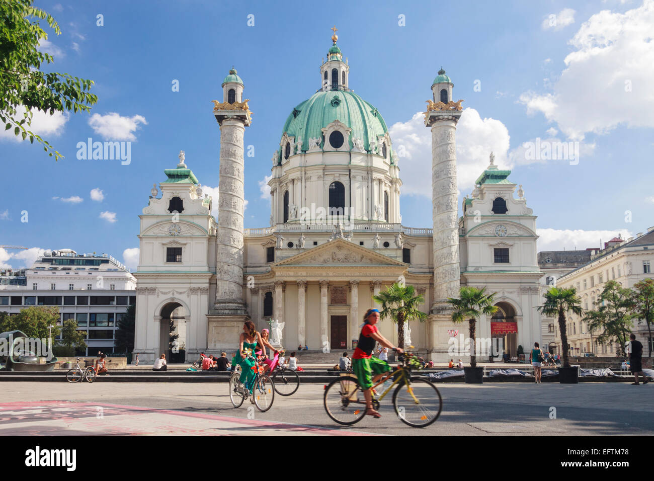 Radfahrer durch die barocke Karlskirche in Wien, Österreich Stockfoto Radfahrer durch die barocke Karlskirche in Wien, Österreich Stockfoto