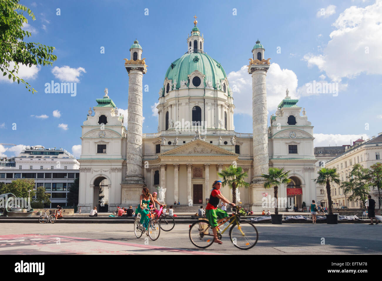 Radfahrer durch die barocke Karlskirche in Wien, Österreich Stockfoto