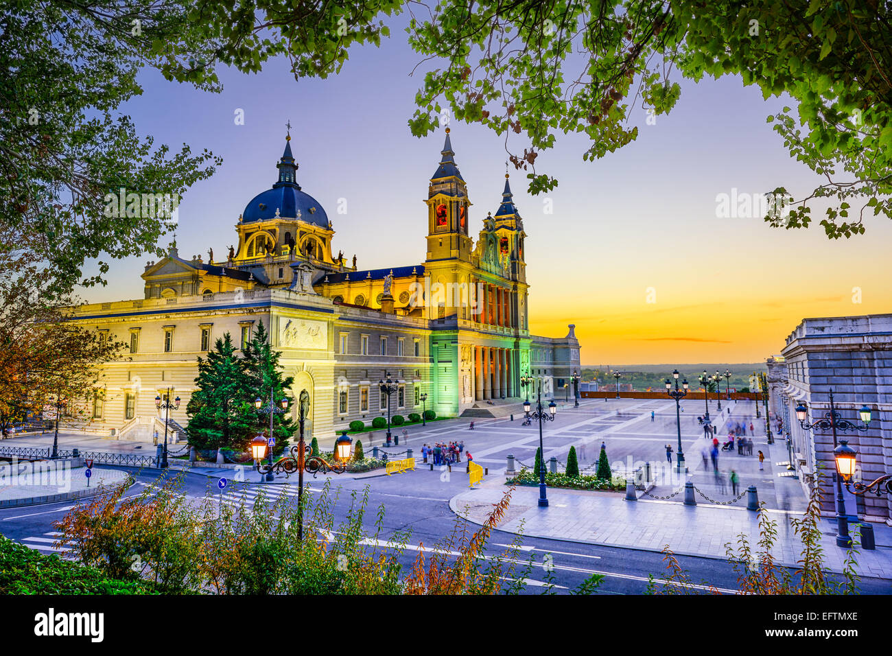 Madrid, Spanien in La Almudena-Kathedrale und dem Königspalast. Stockfoto
