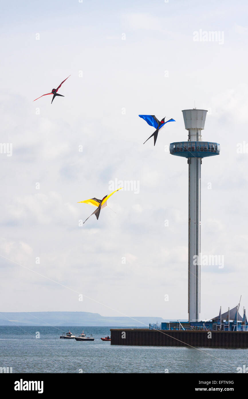 Vogeldrachen mit Sea Life Tower, Jurassic Skyline Tower, beim Weymouth Kite Festival, Weymouth, Dorset UK im Mai Stockfoto