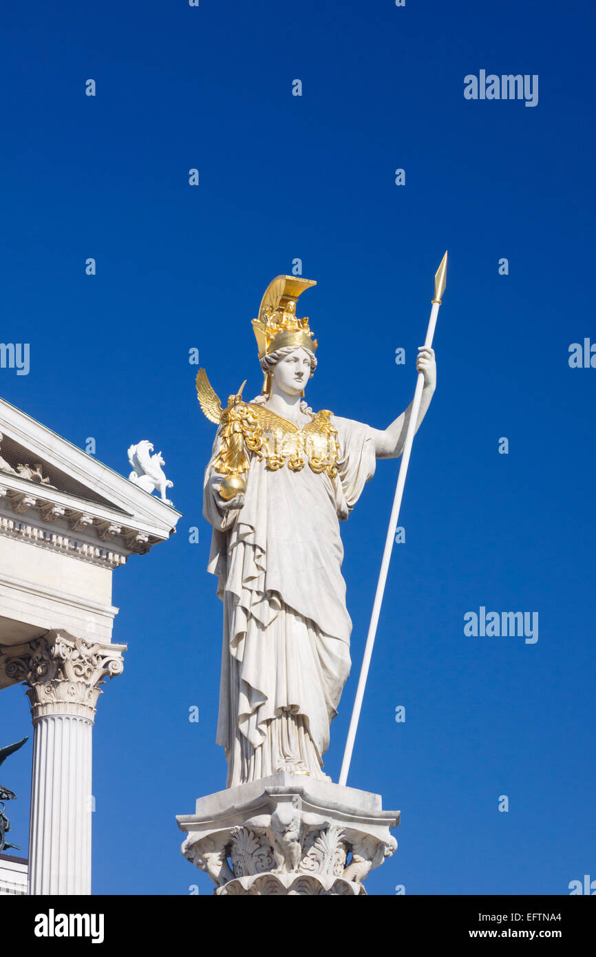 Pallas Athene Statue am Parlamentsgebäude, Wien, Österreich Stockfoto