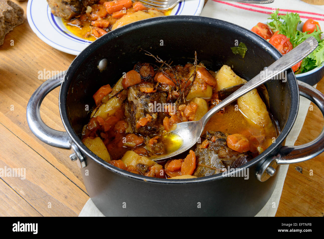 Rindfleisch-Auflauf mit Karotten auf dem alten Tisch Stockfoto