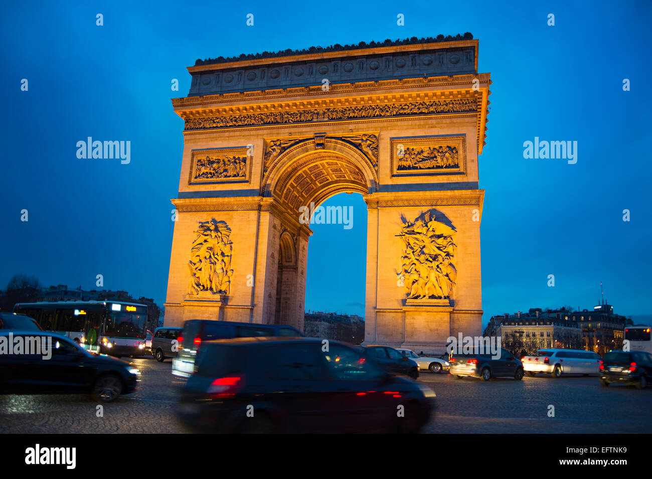 Abend-Verkehr auf Paris Straße in der Nähe von Triumph Arch Paris Stockfoto