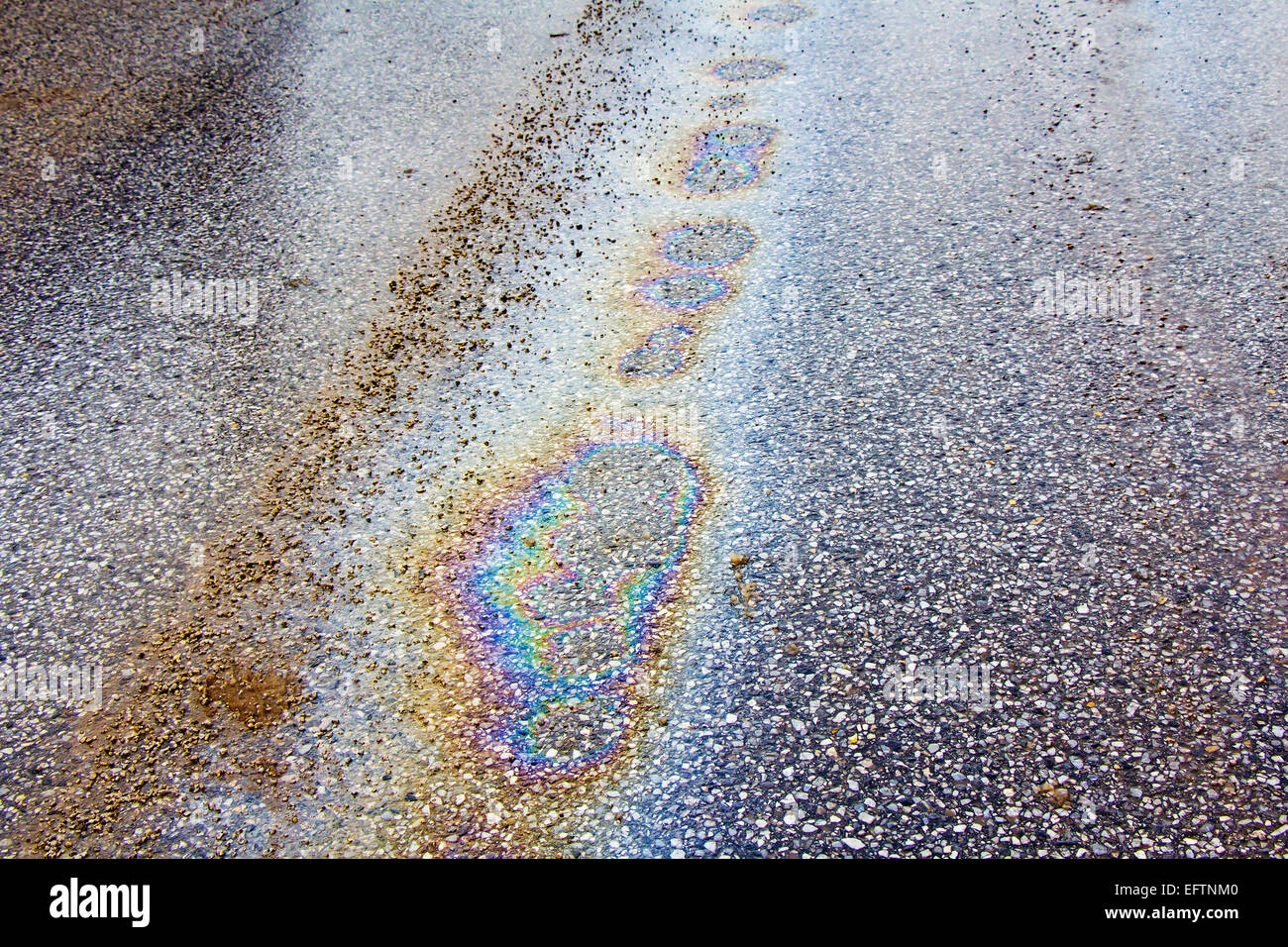 Ölpest auf Asphaltstraße als Textur oder Hintergrund Stockfoto