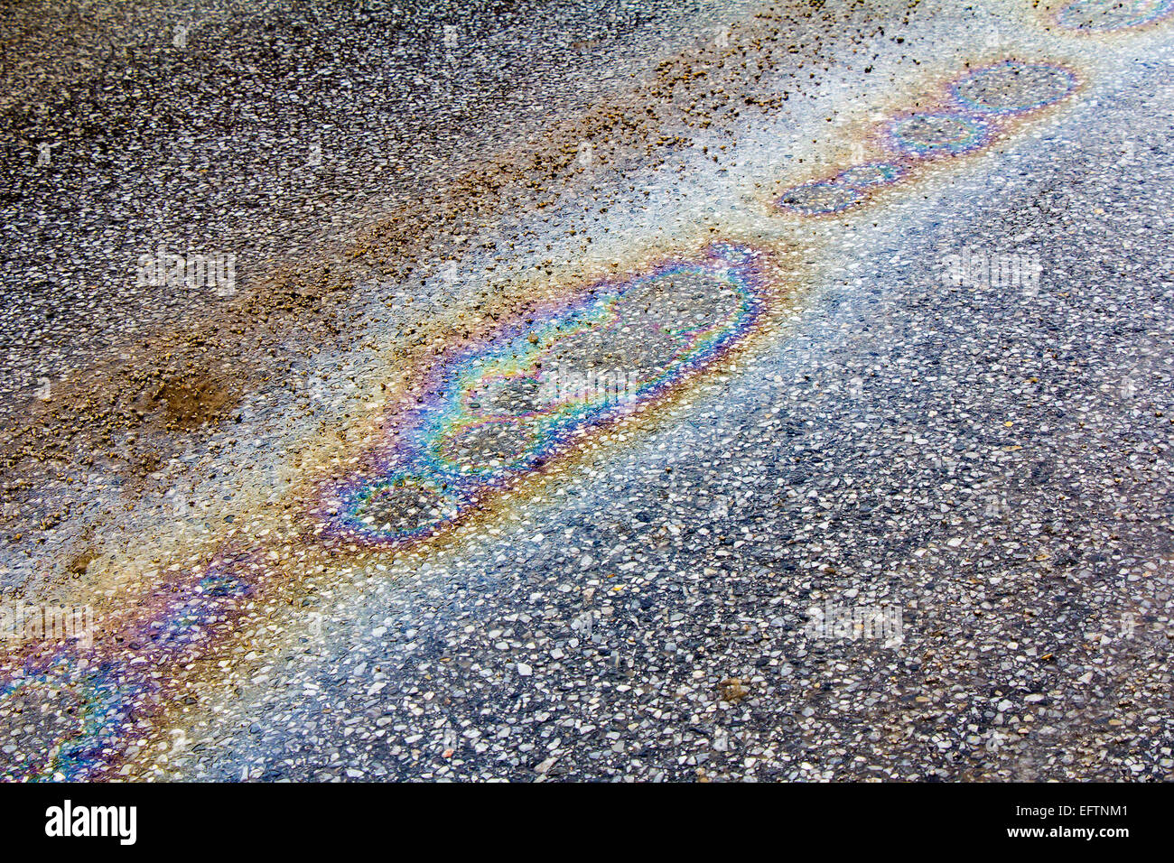Ölpest auf Asphaltstraße als Textur oder Hintergrund Stockfoto