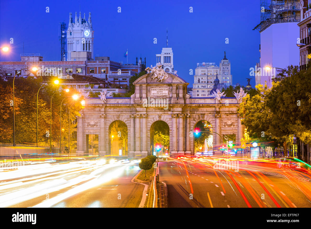 Madrid, Spanien Stadtbild am Tor Puerta de Alcala und Calle de Alcalá. Stockfoto