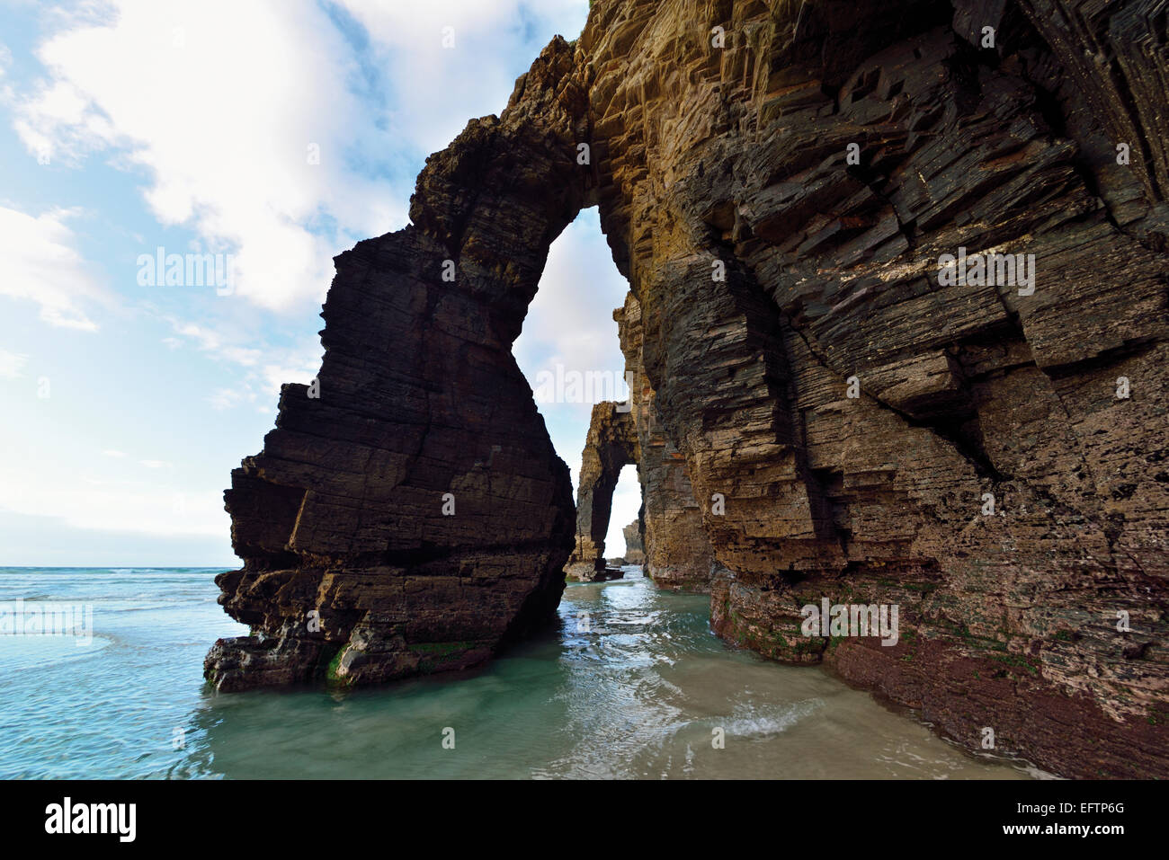 Spanien, Galicien: Rock-Bögen am Strand von Doms Stockfoto