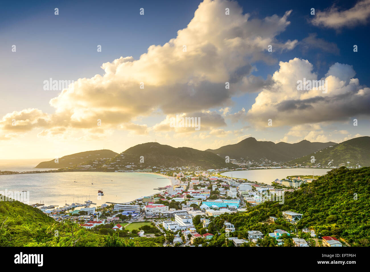 Philipsburg, Sint Maarten, Niederländische Antillen Stadtbild an der Great Salt Pond. Stockfoto
