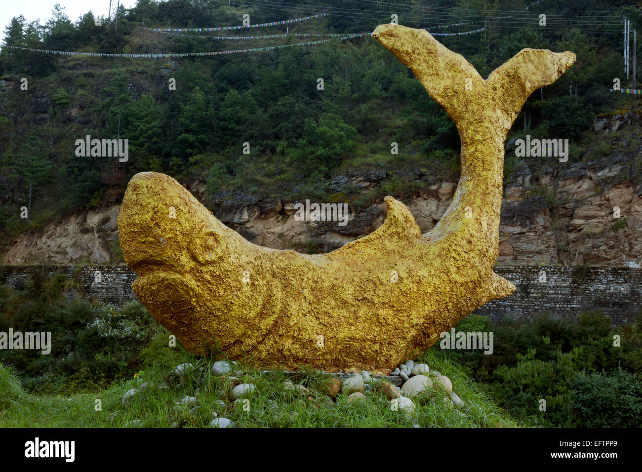 BU00082-00... BHUTAN - Fisch-Skulptur an den Ufern des Wang Chhu (Fluss) in Thimphu, entworfen und erstellt von Kunststudenten. Stockfoto