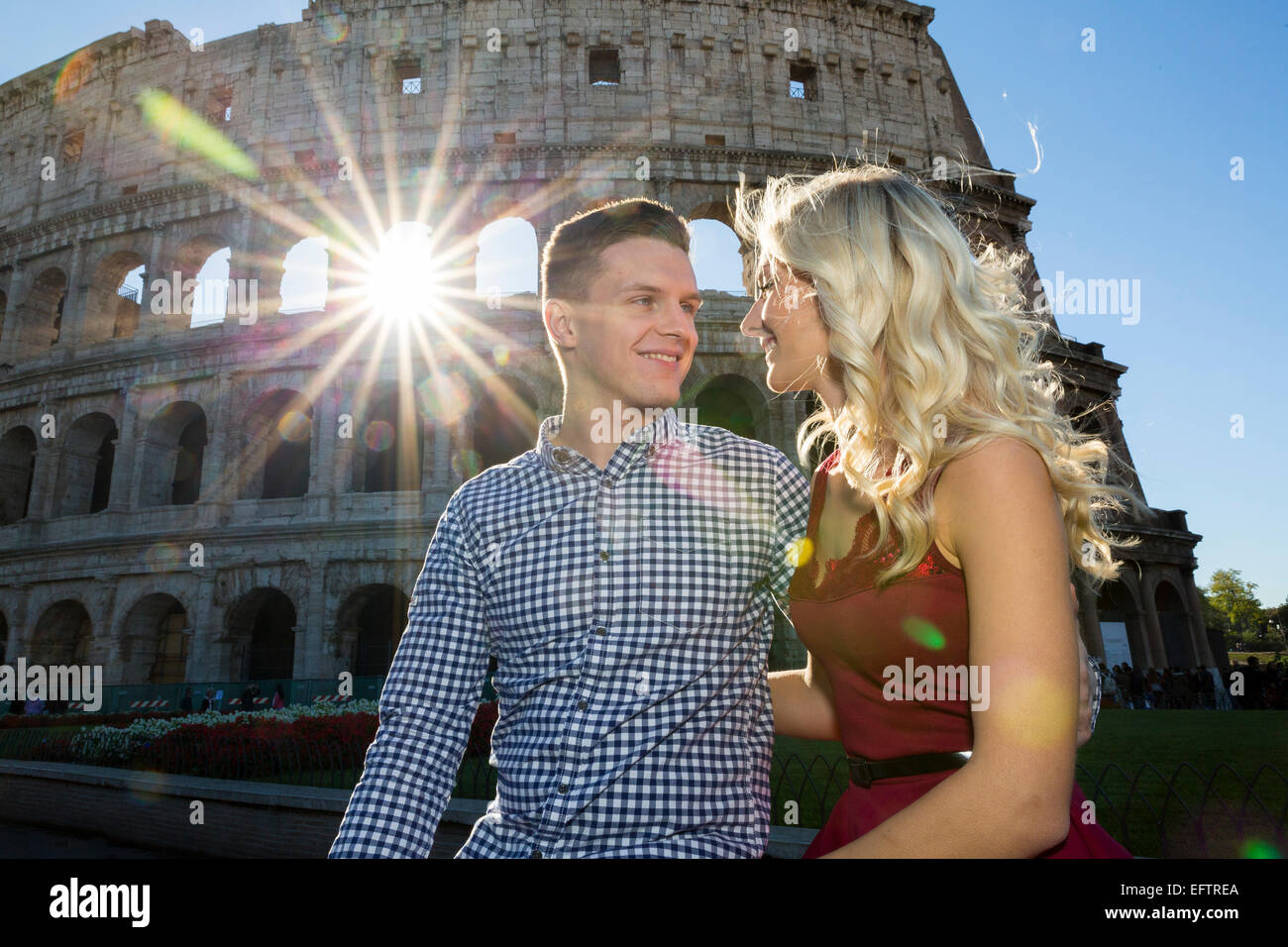 Zu zweit am Kolosseum in Rom. Stockfoto