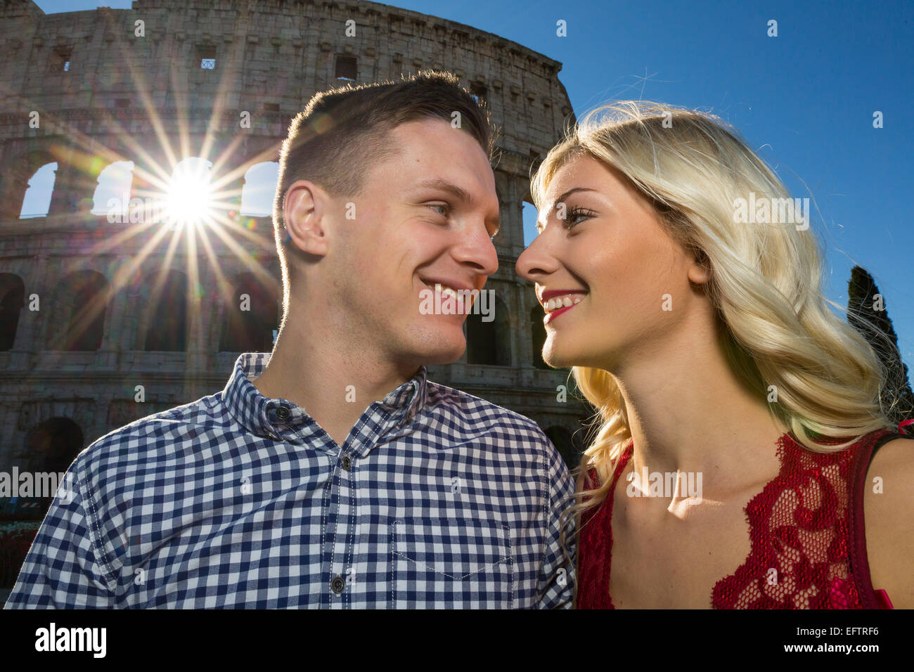 Paar an das römische Kolosseum Stockfoto