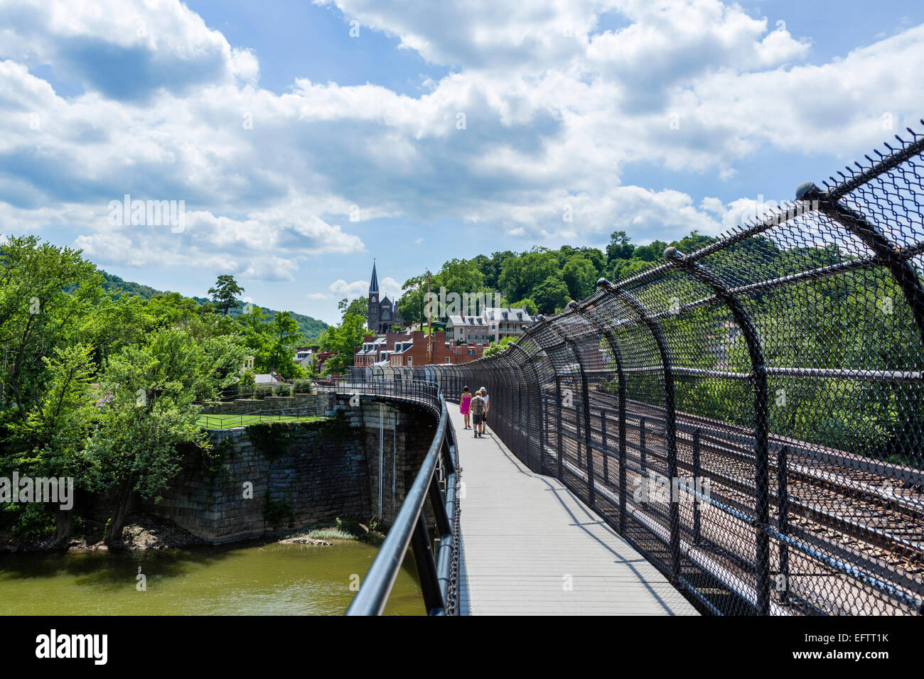 Appalachian Trail Fußgängerbrücke über den Potomac River bei Harpers Ferry National Historic Park mit Blick auf Stadt, West Virginia, USA Stockfoto